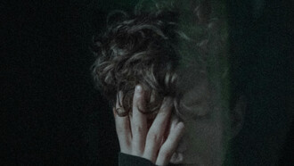 A melancolia tem sido um tema recorrente na literatura ao longo dos séculos. Desde as reflexões filosóficas da Antiguidade até as obras de Machado de Assis e Carla Madeira, o sentimento se entrelaça com as complexidades da existência humana e as nuances emocionais