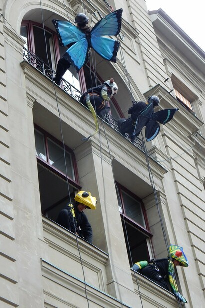 Performance conjunta de Greenpeace Suiza y la compañía de danza aérea Öff Öff en el centro cultural PROGR, Berna, Suiza, 2023