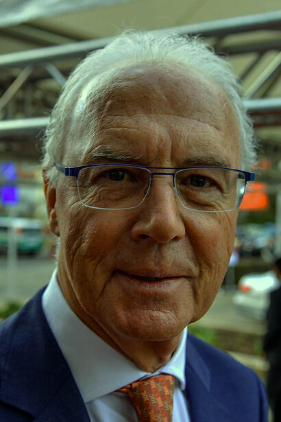 Franz Beckenbauer (1945-2024), Trainer der deutschen Nationalmannschaft, stand bei den Weltmeisterschaften 1986 (Mexiko) und 1990 (Italien) im Finale gegen Argentinien, gewann aber nur die zweite WM