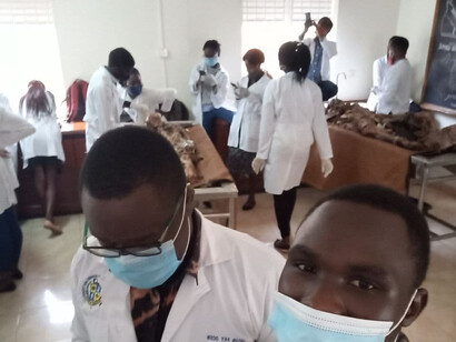  La mayoría de las universidades no consideran que el compromiso activo con los derechos humanos sea fundamental para su misión. Estudiantes de medicina en una sala de disección en la facultad de medicina de la Universidad de Mbarara, 2021, Uganda
