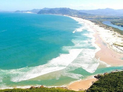 Praia em Santa Catarina, Brasil; Tentando recuperar o futuro, nos idos anos 2000, praias foram estimuladas a terem suas areias limpas e higienizadas