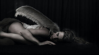 Una mujer alada rodeada de oscuridad. La misión mítica de Pandora de propagar los males sobre la tierra tuvo un significativo impacto sobre distintas expresiones del imaginario occidental