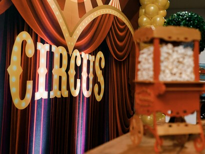 Hoje, o circo integra o internacional-popular. Traz o processo de hibridização em suas atrações, como é o caso do Cirque du Soleil (Canadá), Circus Krone (Alemanha), Moscow State Circus (Rússia), Ringling Bros. and Barnum & Bailey (EUA), Circus Oz (Austrália), Cirkus Cirkör (Suécia), Circuba (Cuba), Circus Vargas (EUA), entre outros

