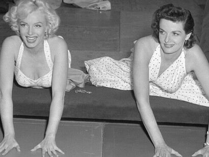 Desde 1927, el TCL Chinese Theatre ha sido el escenario de los estrenos cinematográficos y eventos especiales más destacados de la alfombra roja. Marilyn Monroe y Jane Russell. Los Angeles, California. 27 de junio de 1953. Archivo fotográfico del Los Angeles Times. EE.UU.