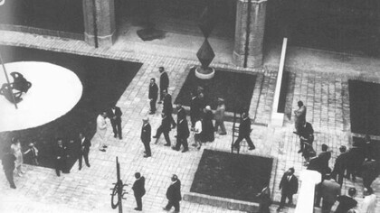 Foligno (Pg), sculture di Ettore Colla nel cortile di palazzo Trinci durante l’inaugurazione dell’esposizione Lo spazio dell’immagine, 1967.
