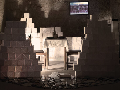 Alisia Cruciani, Giovanni Cristino, Maria Susca, Mare solo, Installazione ambientale, Cubi origami materiali preesistenti proiezione video, Mola di Bari 