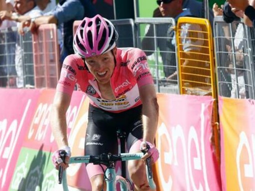 Steven Kruijswijk    arriva stremato al traguardo 