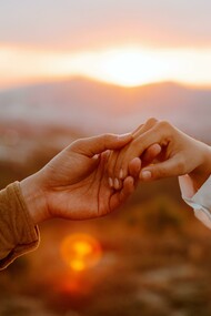 Mano nella mano. In quell’istante stringersi la mano senza dire una parola è dare, entrambi, contemporaneamente, la mano a Dio