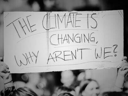 Des manifestants appellent à une prise de conscience face à l’impact environnemental des infrastructures numériques et à l’urgence climatique mondiale