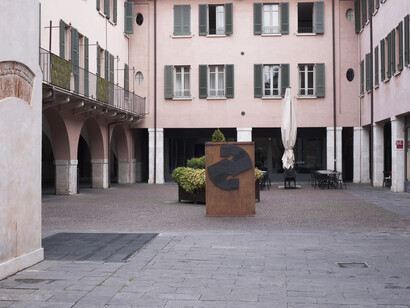 Gio' Pomodoro, Sole produttore 2, 1974, bronzo, diametro 119 cm, esposto nella piazzetta di Corsia del Gambero
