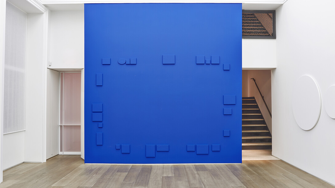 View of the exhibition Claude Rutault, Galerie Perrotin, New York, November 20, 2014 – January 3, 2015. “a saturday morning on the grande jatte or at port-en-bessin”, 2010, paint on canvas, variable dimensions according to the actualization (actualization at Galerie Perrotin: 265 x 367 cm / 1041/3 x 144 . in. around a invisible rectangle of 208 x 310 cm / 81. x 122 1/16 in.) unique. Photo: Yachin Parham, Courtesy Galerie Perrotin