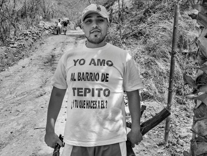 La serie en blanco y negro busca construir un registro atemporal centrado en los rostros y gestos humanos
