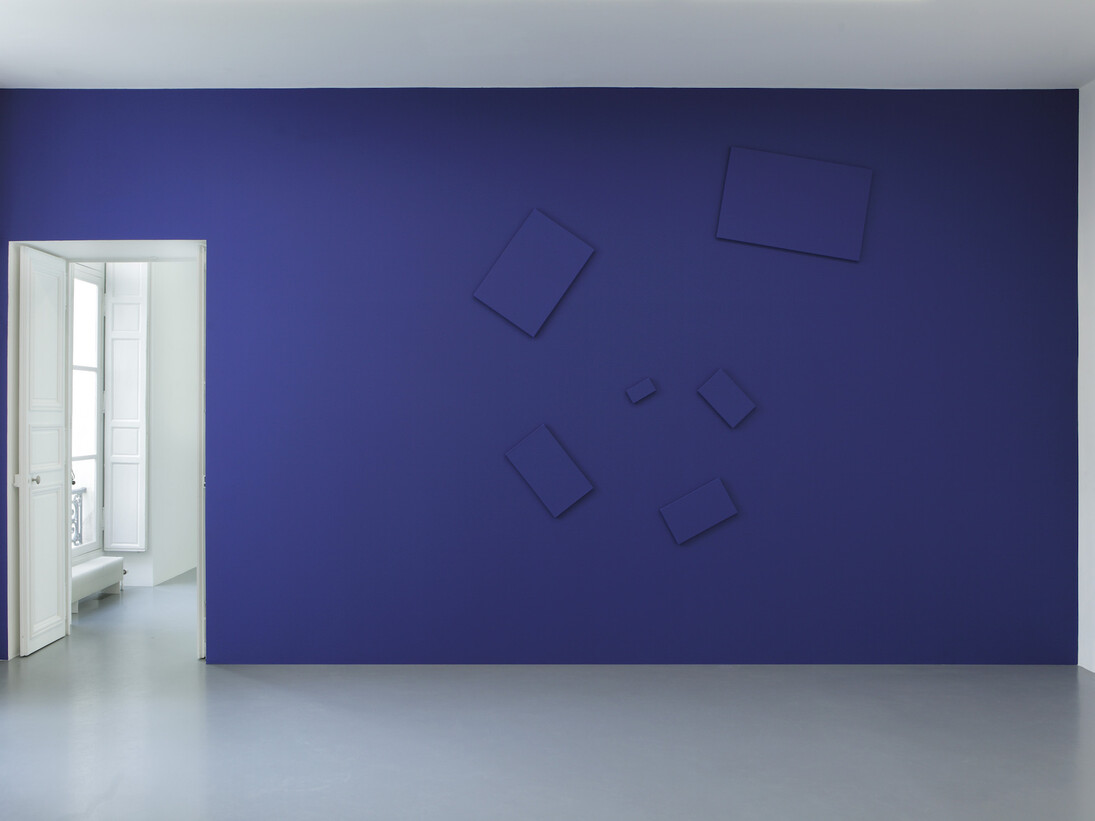 de-finition/method “elements in a spiral”, 1976 , Paint on canvas, Variable dimensions according to the actualization , Here: actualization on blue wall: 355 x 365 cm. Courtesy Perrotin. de-finition/method: a series of small canvases—though other supports can also be used from time to time—are hung in an off-center spiral. it uncoils and may reach the edge of the wall. all of its elements are painted the same color as the wall. although the number of supports is not pre-determined, the spiral that they create should be readable at a glance. the creation and installation of the spiral are the charge- taker’s responsibility, and he or she can change the work at will within the rules given above. 