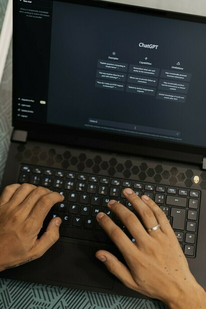 Una persona usa ChatGPT en una computadora portátil