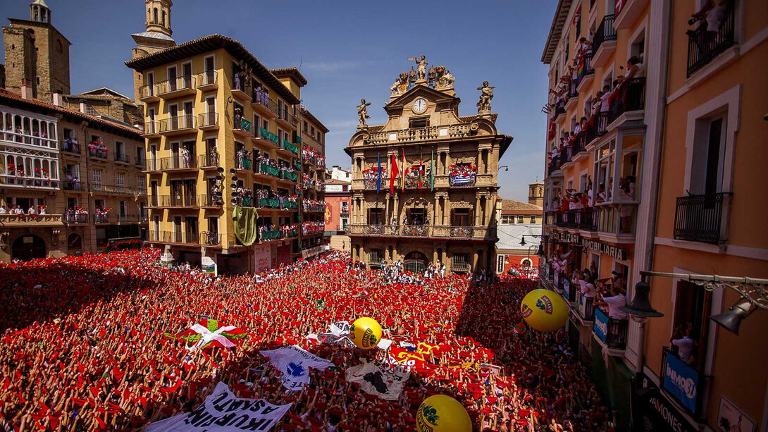 Multitud a la espera del «txupinazo» que marca el inicio de las fiestas de San Fermín, 2023, Pamplona, España