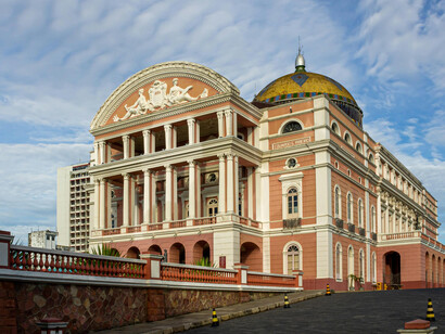 Teatro Amazonas foi projetado pelo arquiteto italiano Celestial Sacardim e inaugurado em 1896. De acordo com o censo do IBGE, ano de 2022, Manaus tem cerca de 71.713 indígenas