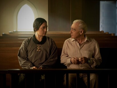 Martin Scorsece e Lily Gladstone em atuação na igreja