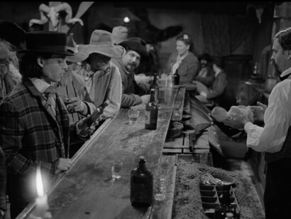 Johnny Depp in un bar affollato in una scena di Dead Man (1995)