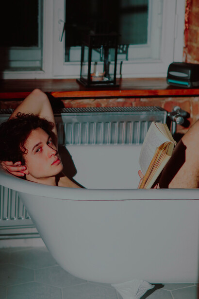 Descubra como letras e melodias atuam como âncoras emocionais, apoiando a saúde mental e a busca por uma nova perspectiva em tempos de superação