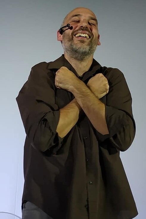 Claudio Tomaello durante lo spettacolo Adulti e Vaccinati