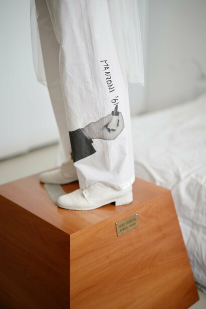 Maria Calderara #TouchSS 25.
Pantaloni con stampa, spolverino in tulle