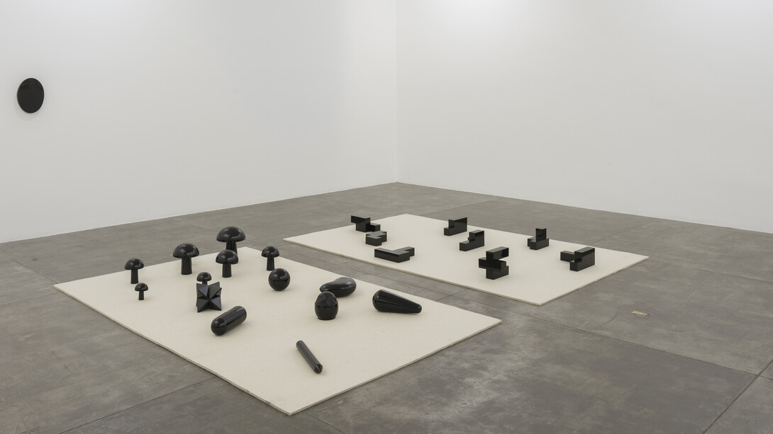 José Damasceno, Sobre o Objeto de 8º Grau, 2013, Obsidiana e feltro, 2 peças de feltro, 183 x 300cm (cada), 25 peças de obsidiana, 30 x 30cm (cada). Photo: Eduardo Ortega. Courtesy Galeria Fortes Vilaça, Vista da exposição em Galeria Fortes Vilaça, São Paulo, 2013