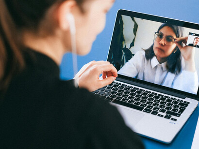 Una doctora atendiendo a su paciente por internet, lo que facilita su encuentro y seguimiento