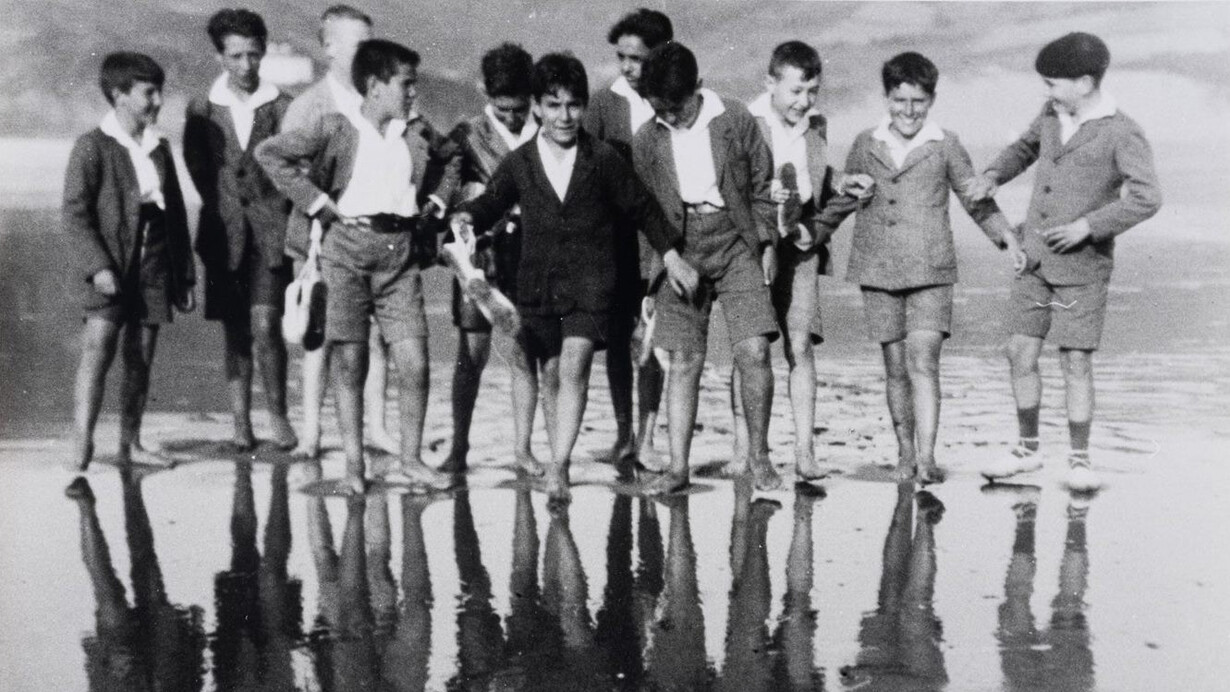 Antonio de Guezala, Julio Guezala and his friends on the beach of Bakio, c. 1925. Courtesy of Museo de Bellas Artes de Bilbao