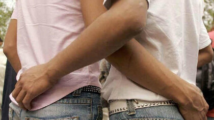 Una pareja homosexual se abraza en la calle