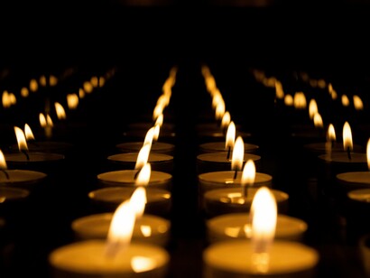 Una candela può aiutare a rilassarsi, allentare la tensione alla sera, ma anche a rigenerarsi al mattino, a seconda delle specifiche proprietà degli oli essenziali in essa contenuti