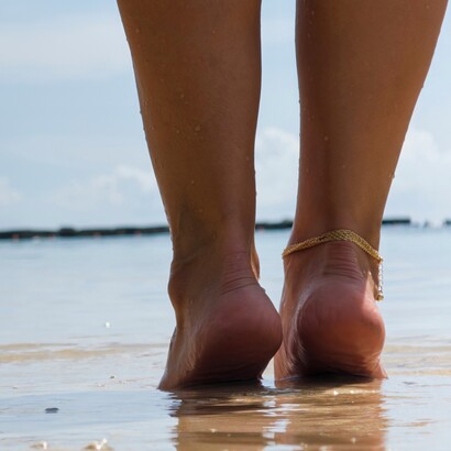 I sabot reinterpretati con tacco scultoreo o punta affilata portano un tocco artisticamente moderno anche agli outfit più minimal