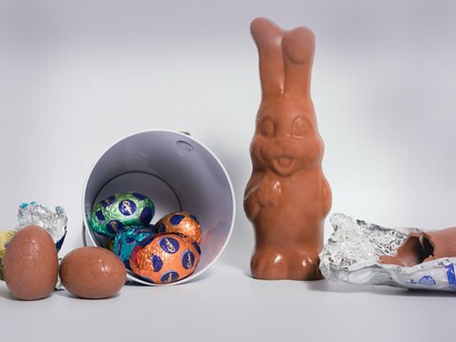 O consumo excessivo de chocolates de baixa qualidade nutricional, especialmente em datas comemorativas, contribui para padrões alimentares inadequados, sobretudo entre crianças. O aumento da ingestão de açúcar e gordura está diretamente associado à elevação das taxas de obesidade infantil, cáries dentárias e distúrbios metabólicos