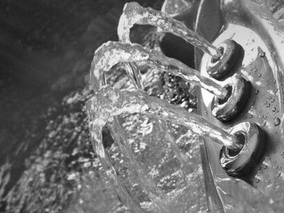 Tandis que l’eau distillée est pure : comment établir qu’elle est néanmoins composée ?