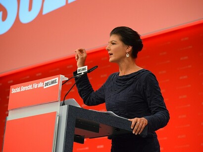 Wagenknecht en el V Congreso del Partido de Izquierda, Hannover, Alemania, junio de 2017. La líder ha ganado notoriedad por sus posiciones críticas hacia la inmigración y su postura en contra del apoyo alemán a Ucrania, temas que la han colocado en competencia directa con el AfD