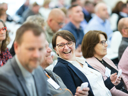 Assemblée de copropriétaires. Heureux de son intervention, il venait de sauver le monde de l’invasion chinoise, et il reçut une ovation