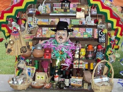 Ogni gennaio, durante la festa di Alasitas a La Paz, si comprano miniature da appendere al suo corpo come offerte di desideri