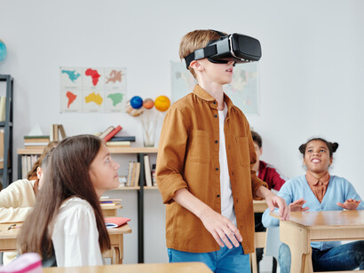 Aluno joga jogo em realidade aumentada durante atividade em sala de aula