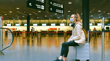 Mulher sozinha com sua bagagem no aeroporto