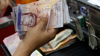 Bolívares en una caja registradora de Venezuela