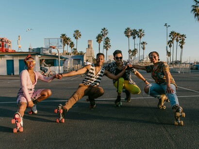 Amigos patinando na rua