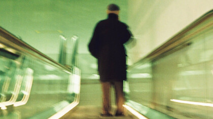 Homem atravessa conexão subterrânea na cidade de São Paulo para chegar a seu destino