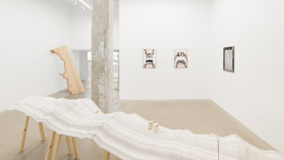 Carmen Arias, Umbrales y rellenos, vista de exhibición. Cortesía de la Galería Juan Silió