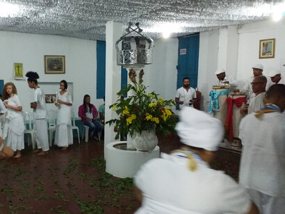 A hierarquia no candomblé, liderada por ialorixás e babalorixás, estrutura o terreiro e define as etapas da vida religiosa dos iniciados. Ilê Asé Dana Dana candomblé ritual in Caetité Bahia 