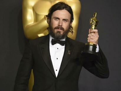 Casey Affleck con su estatuilla