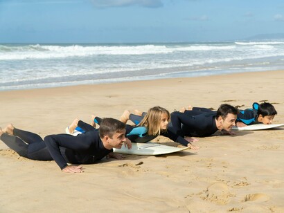 Um bebê não "nasce" sabendo pedir "por favor"; ele aprende o valor dessa expressão quando o ambiente (pais ou cuidadores) responde positivamente a ela. O ambiente familiar funciona, assim, como o primeiro laboratório social, moldando as reações iniciais da criança ao mundo