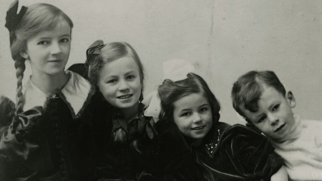 Barbara, Joan, Elizabeth and Tony Hepworth, c.
1915. Courtesy The Hepworth Family Photograph
Collection