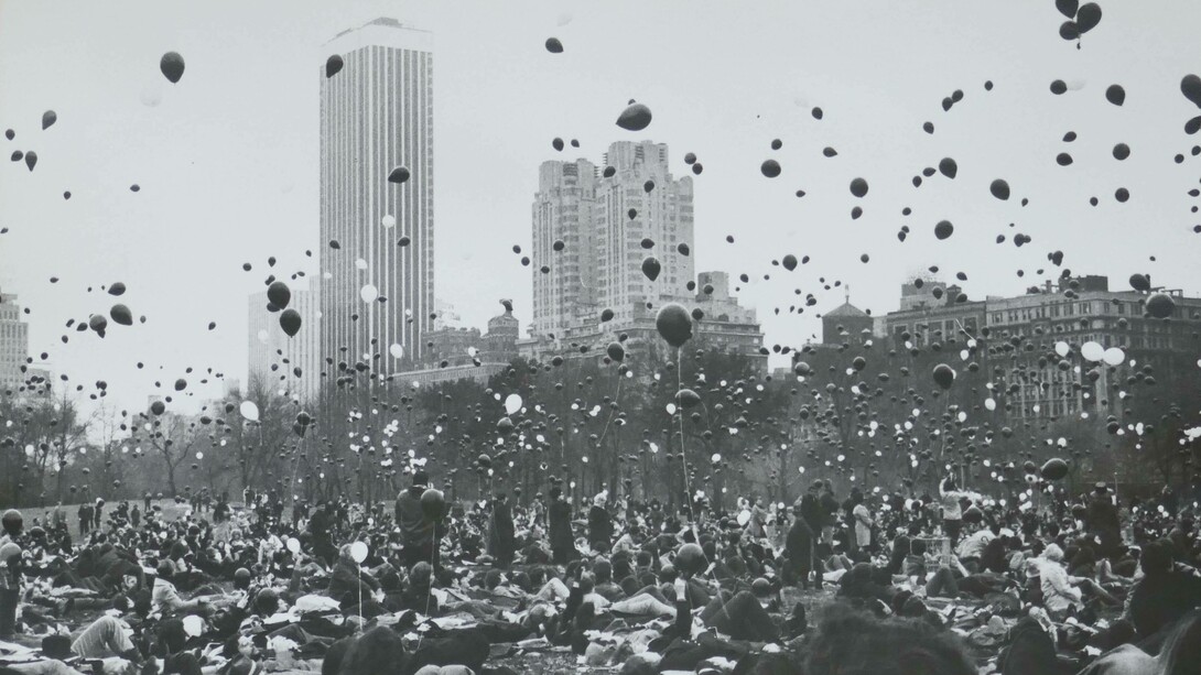 "Lie down and be counted", rappresentazione simbolica dei morti americani in Vietnam dal 20 gennaio 1969, Sheep Meadow, Central Park, New York, 14 novembre 1969