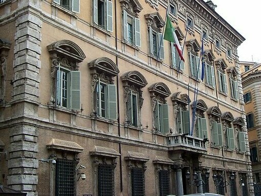 Al momento, il regolamento delle Camere italiane non prevede l'accesso degli animali da compagnia, se non per necessità specifiche come i cani guida per le persone non vedenti. Palazzo Madama, Roma, Italia