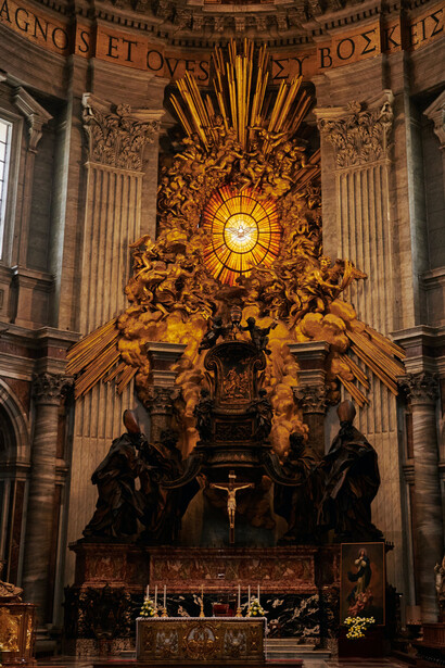 O Trono de São Pedro no interior da Basílica de São Pedro, na cidade-estado do Vaticano, Itália