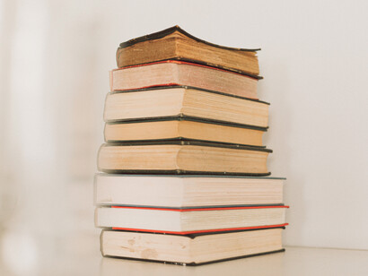 Torre de libros encima de una mesa. El libro como representación del conocimiento